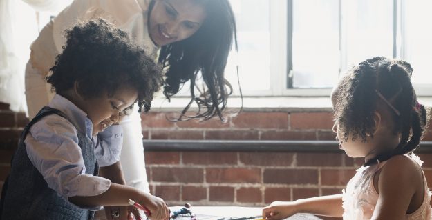 kids-coloring-with-mom
